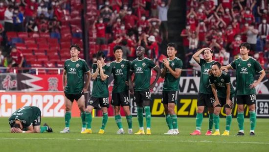 前不久被传发福、长残的裘德·洛依然魅力不减，不少影迷早早来到剧院外等候。