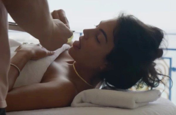 而这里的婚姻故事，是家里的每一个人都要成婚，而未婚的那位，则枯守着那个越来越冷清的老宅。